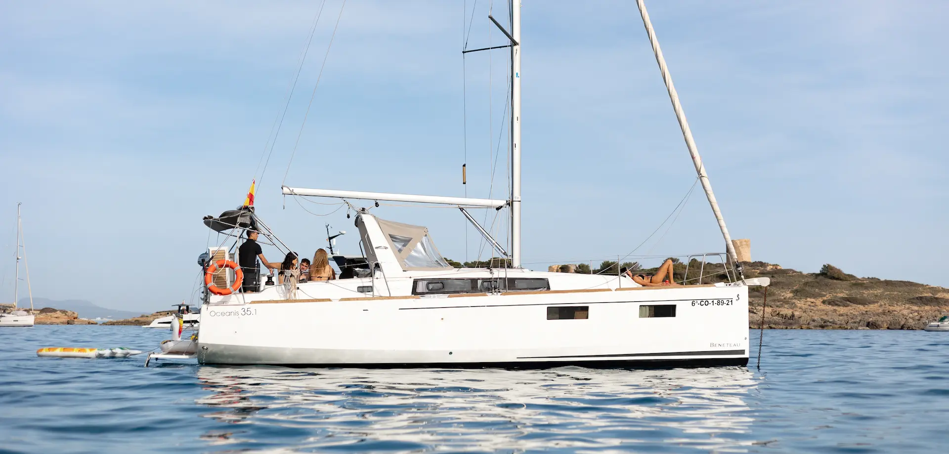 Islander Charter panoramic sail at midday