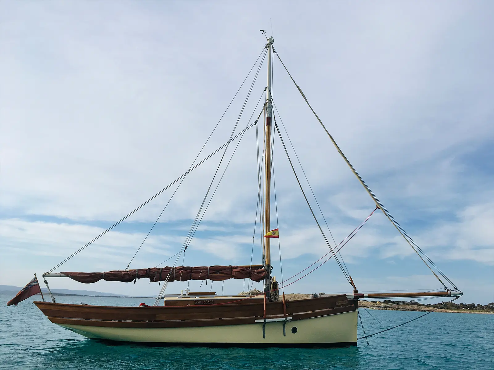Classic wooden sailboat underway – Private sailing experience Palma Bay