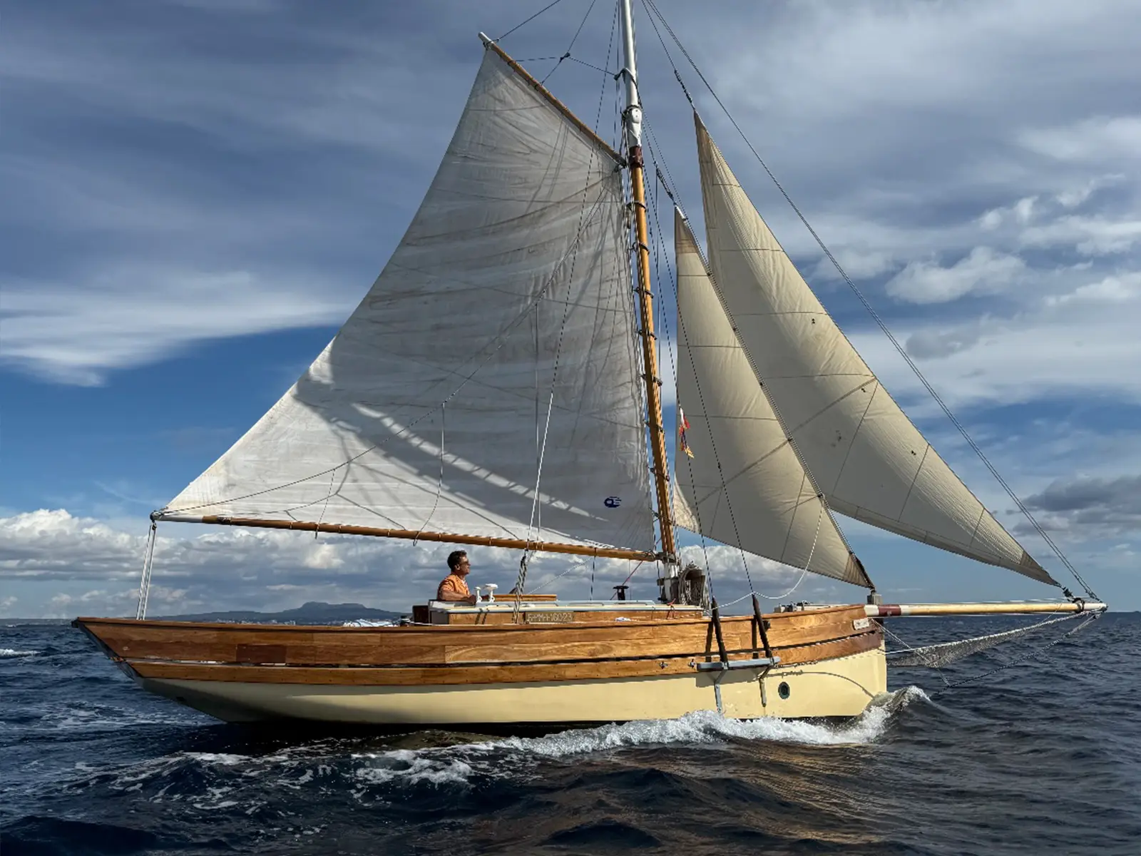 Tyrell & Young 29 Smack at anchor – Sunset sailing tour Mallorca