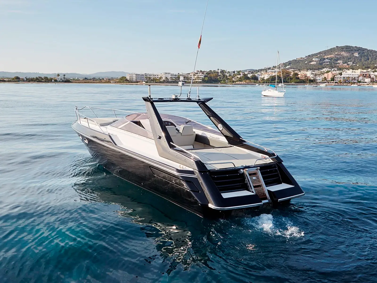Sunseeker Thunderhawk 43 stern view – Group yacht charter Palma de Mallorca