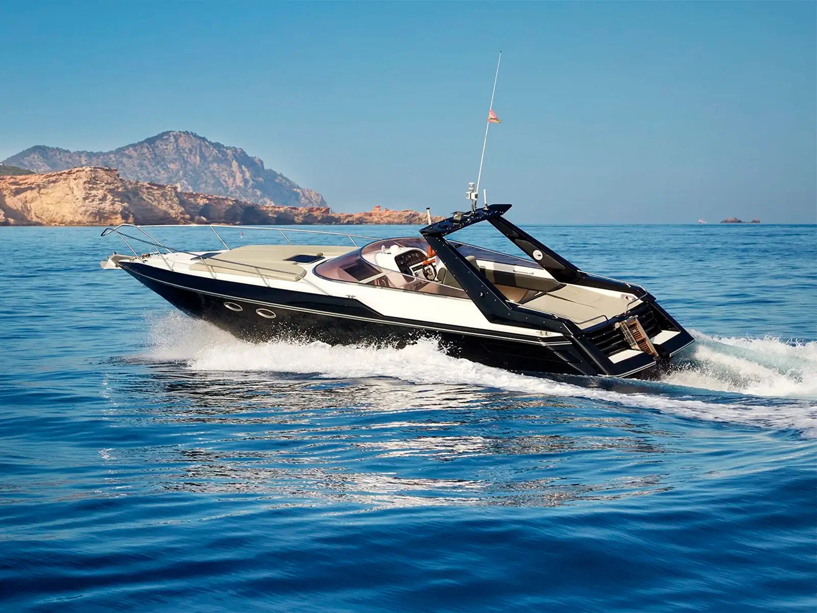Sunseeker Thunderhawk 43 deck view – Private boat charter Mallorca