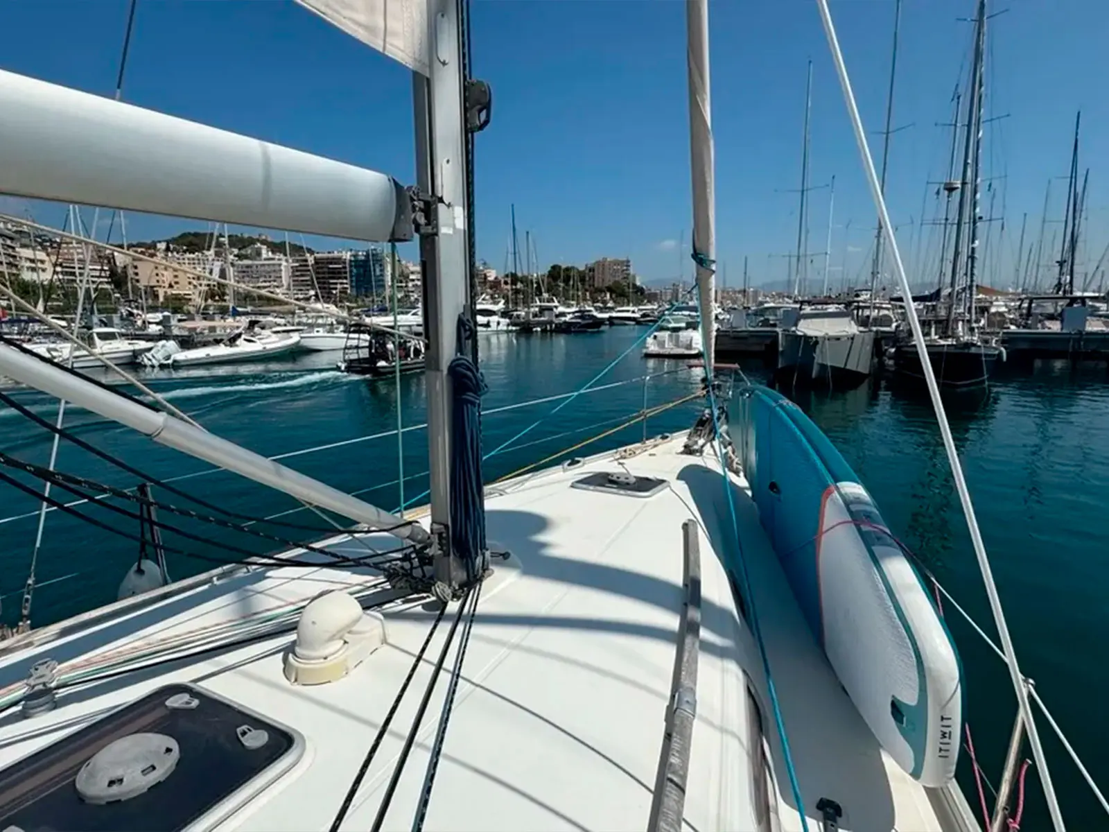 Beneteau Cyclades 39.3 at anchor – Sailing tour Mallorca coastline