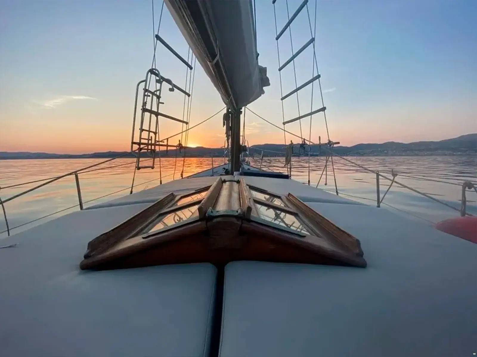 Formosa 41 at anchor – Pirate sailing tour Mallorca coastline