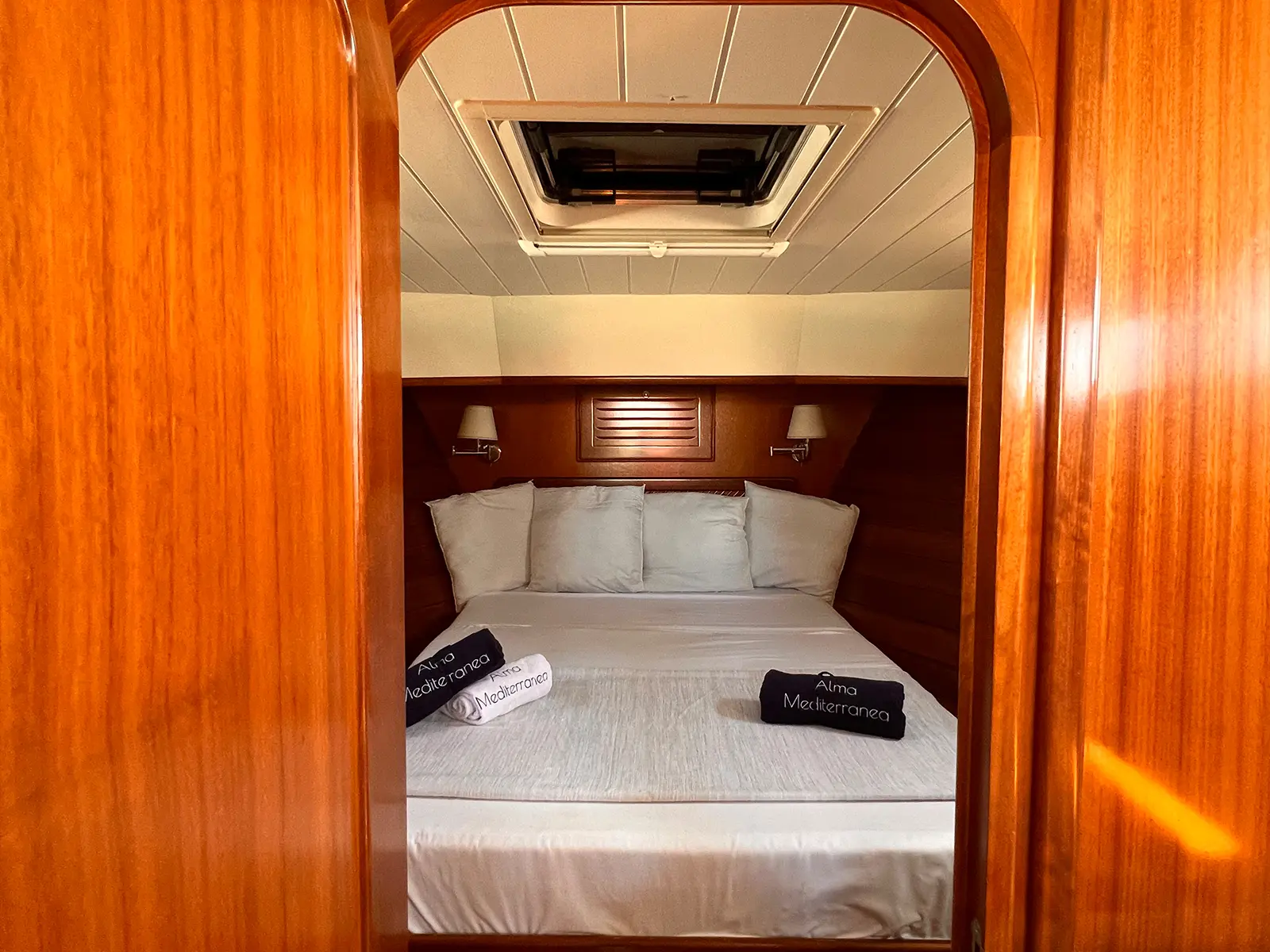 Llaut Menorquin 120 Open underway – Group boat charter Palma Bay